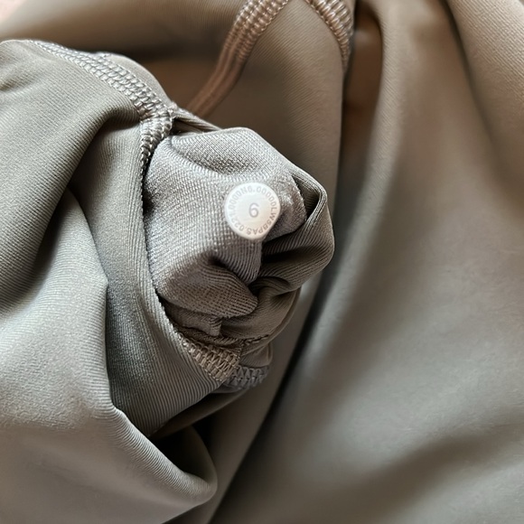 Lululemon Wunder Under 25” Olive Green Leggings, size 6 - Picture 4 of 6